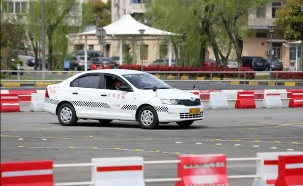 驾校3万学员被坑近2亿元,学员们该如何维权?