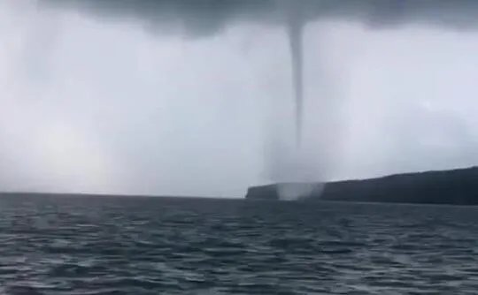 北海涠洲岛现龙吸水 水柱似巨龙般连接海天
