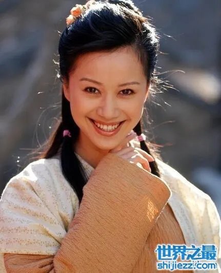 倪虹洁变性之前的照片，胶囊广告围丝巾遮挡喉结 