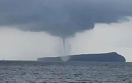北海涠洲岛现龙吸水 水柱似巨龙般连接海天