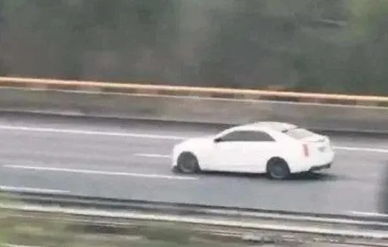 凯迪拉克追高铁事件真相是怎么回事 最后怎么样了是真的吗