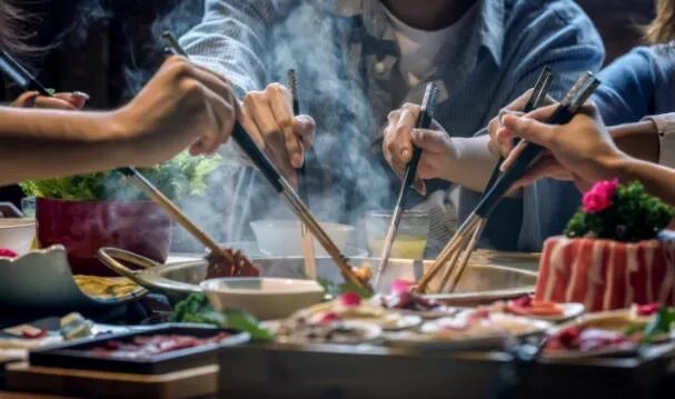 长春一饭店把剩菜给下桌顾客吃