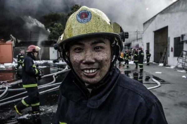 男子坠入深坑四天三夜奇迹生还,他是如何存活下来的?