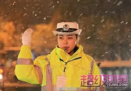 女交警撞脸陈妍希 她就是风雪中那道最美的风景