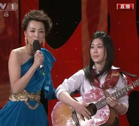 曝春晚西单女孩领证结婚 提前享受婚后生活