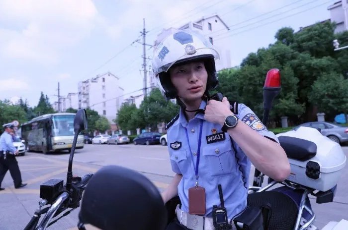 救坠江女孩牺牲的民警被追记一等功，对于这个奖赏你有什么想说的？