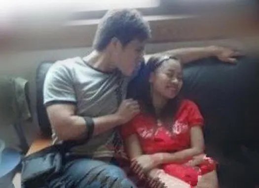 凤姐美国近照曝光 与某男士合影曝光传已嫁人生子