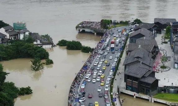 重庆大洪水过境最新消息今天 主城区多地积水成灾寸步难行