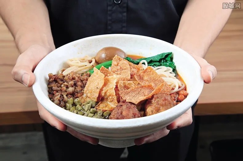 五菱汽车造螺蛳粉 配备精美餐具套装价格会不会很贵？