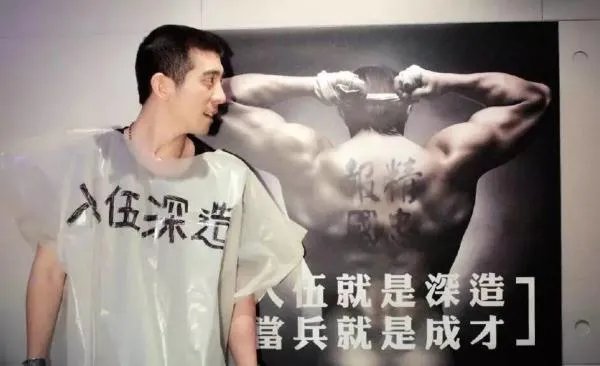 修杰楷将入伍与妻女温馨留念 大女儿仍希望父母复合