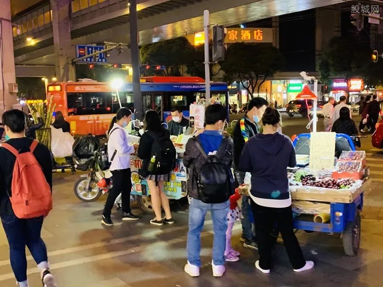 用100元摆地摊创业可以卖什么 来看答案