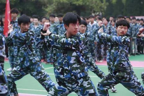 贵州一高校军训出动直升机，出动直升机的原因是什么？