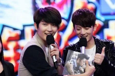 李准基陈翔对比照长一样 两人撞脸似同胞兄弟