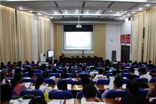 教授在演讲时讲黄段子被女生怼，你觉得女学生怼的有道理吗？你支持她吗？