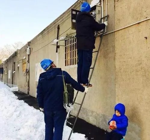 男孩捧方便面睡着 父亲在旁检修让人心疼