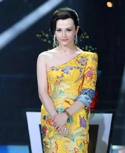 孙坚百变大咖秀范冰冰龙袍加身 惊艳造型更比本尊美