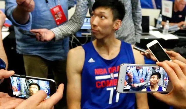 周琦入选NBA名人堂跟中国男足获得世界杯冠军，哪个几率更大？