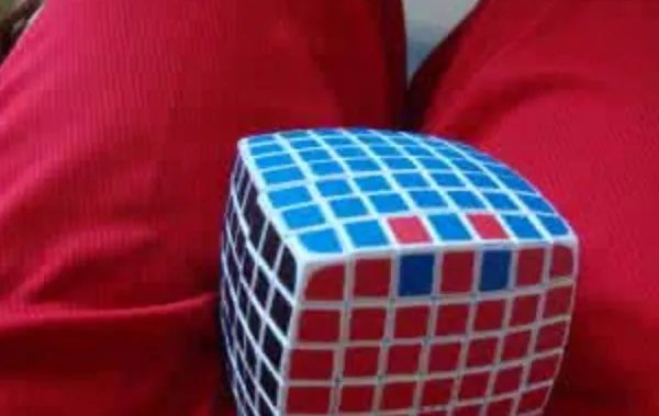 65岁奶奶通过职业魔方考级，学习魔方可给我们带来什么益处？