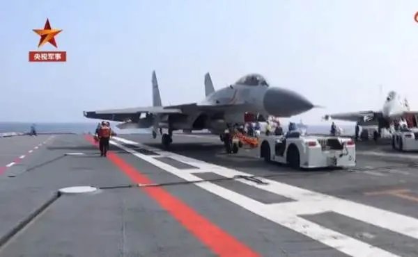 歼15航母起降全过程细节震撼画面，这是我国制造研发吗？