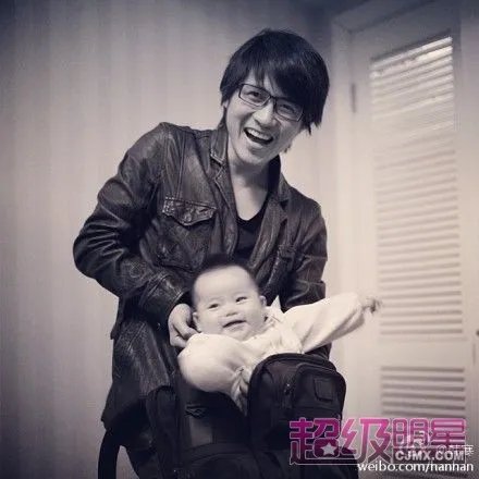 韩寒晒小野可爱婴儿照 网友黑岳父乐无穷
