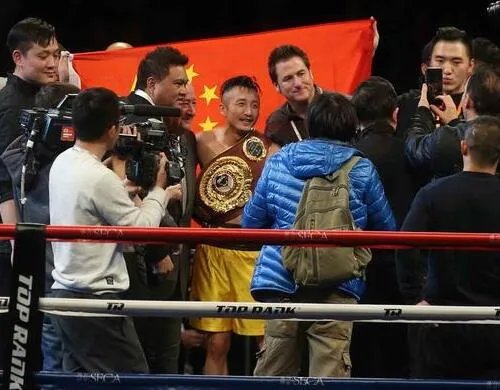 邹市明再夺金腰带 尽显王者风范