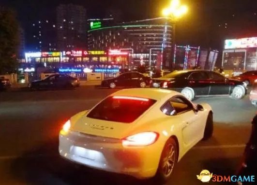 富二代开保时捷摆地摊被城管当场轰走：赚点油钱