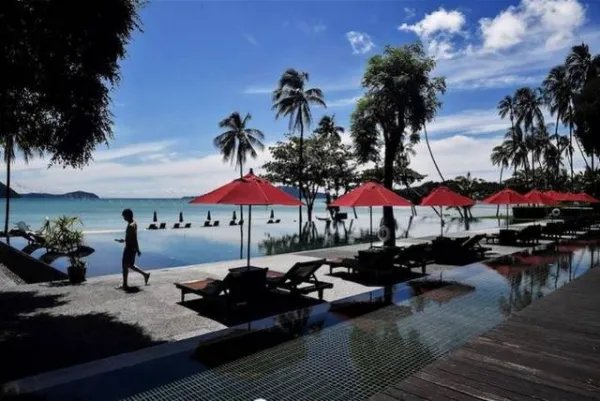 泰国普吉岛3000家酒店关闭，关闭的原因是什么？