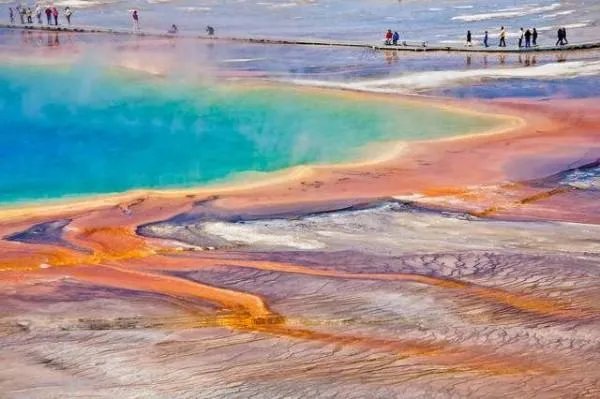 这是一个会变色的咸水湖，为何常饮此湖湖水会中毒失明？