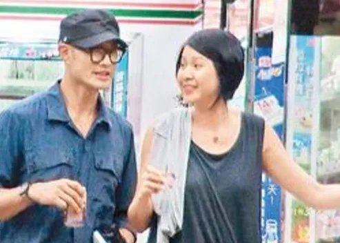 黄德斌女友joyce照片曝光 黄德斌托女友吃大排档