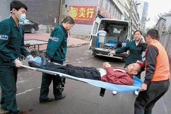 医院回应急救伤者从担架摔落,你觉得这种情况可以原谅吗?