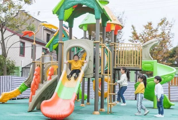 ​开学第一天新生家长贴墙暗中观察是怎么回事 开学第一天新生家长贴墙暗中观察是什么情况