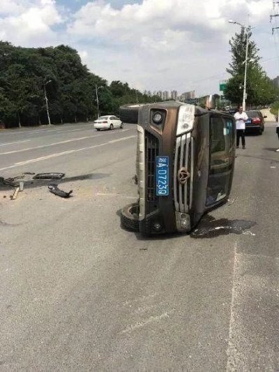 长沙警方通报劳斯莱斯被撞,因此造成的损失该由谁赔偿?