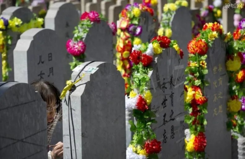 女孩被父亲拴坟场 母亲语惊四座