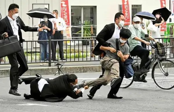 安倍听到枪响曾回头看，第一声枪响后安保人员是什么反应