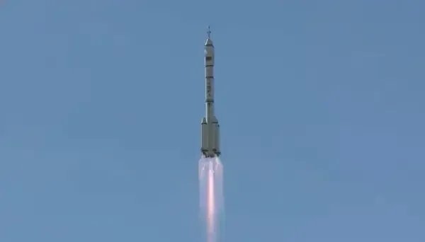 首次上太空的蔡旭哲空中玩起了笔，他此举有何用意？