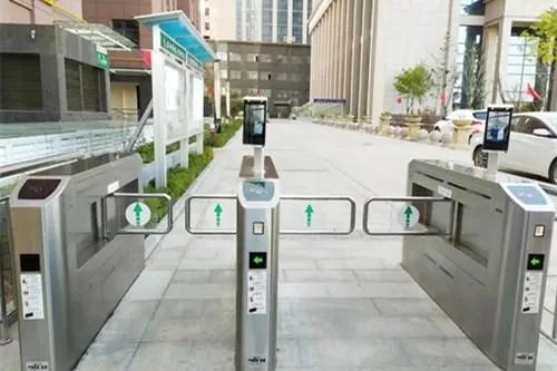 小区物业不能强制业主人脸识别，这一规定可以避免哪些问题？