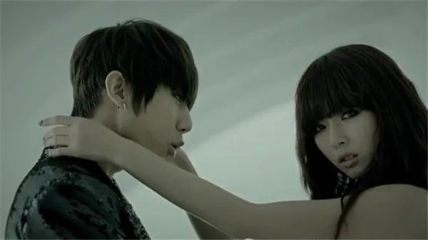 张贤胜为什么取关泫雅闹翻了吗 张贤胜和泫雅有交往吗什么关系