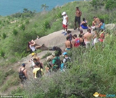 倒挂悬崖照被揭穿 众多游客纷纷涌入景点竞相模仿