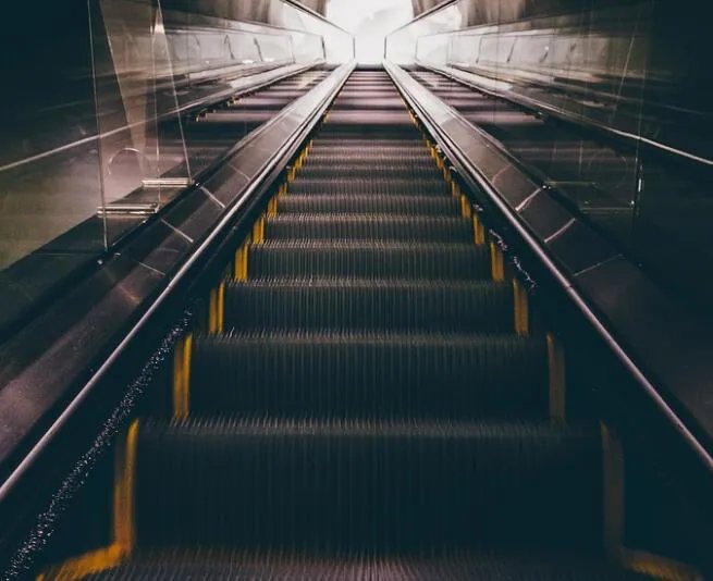 自动扶梯旁边的毛刷有什么用  自动扶梯旁边的毛刷是干嘛的