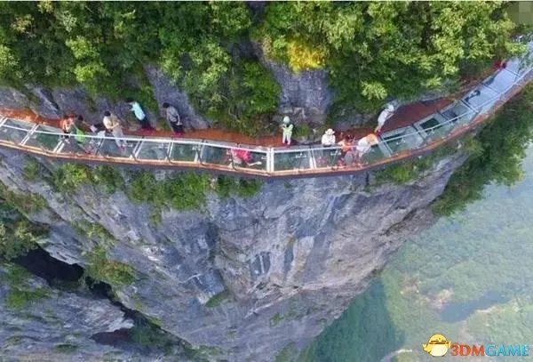 浙江玻璃栈道挤爆 国庆各大景点到处是人山人海