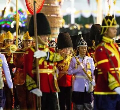 泰国国王凌晨秘密入院治疗 国王的一名警卫感染了新冠病毒