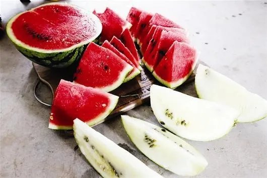 湖北现奇葩西瓜，这是什么品种？为什么会这样呢？