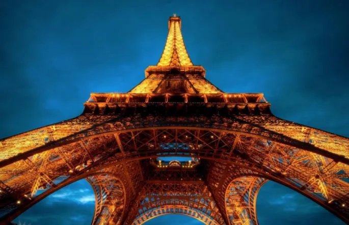 埃菲尔铁塔130岁：熬过批评与不屑成为当今世界的标志