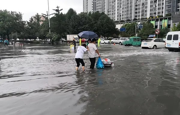 四川绵阳暴雨市民坐积水中淡定吃饭,他们当时的心理是怎样的?