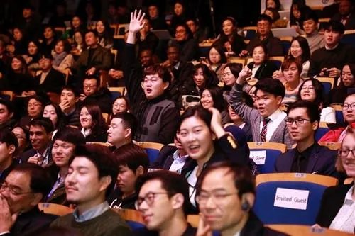 教授在演讲时讲黄段子被女生怼，你觉得女学生怼的有道理吗？你支持她吗？