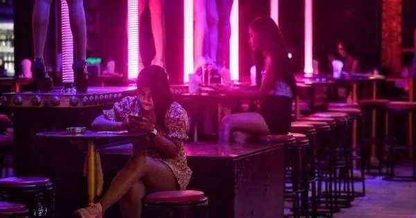 泰国普吉岛3000家酒店关闭，关闭的原因是什么？