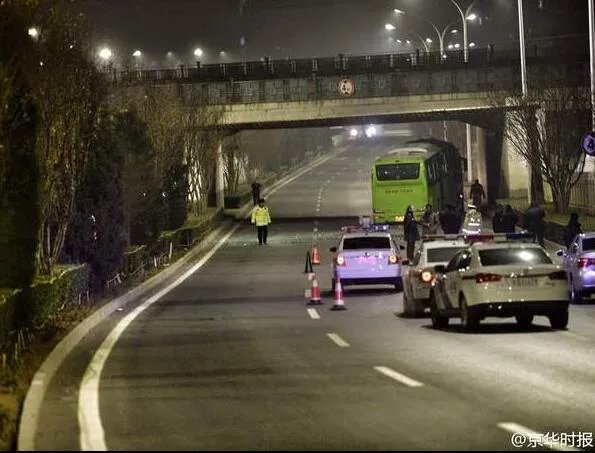 公交追尾水泥罐车 公交车受损严重1死3伤