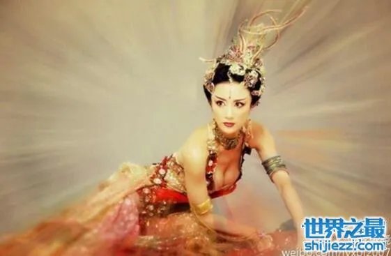 李依晓整容前后照片对比，李依晓的胸让人喷鼻血 