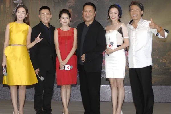 杜若溪亲热戏“被抓包” 杜若溪严宽的结婚照大全