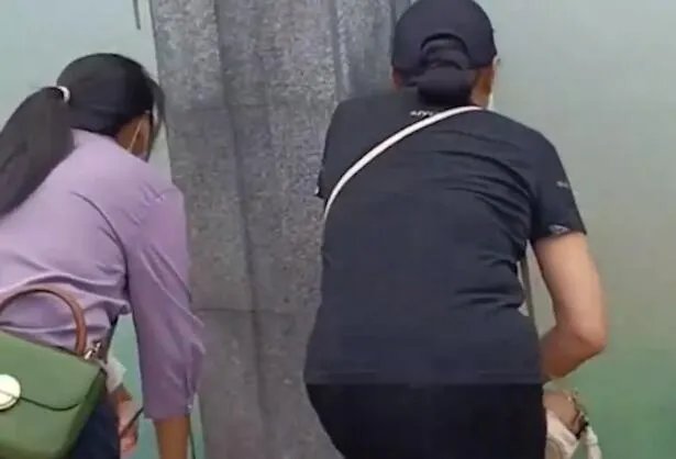 ​开学第一天新生家长贴墙暗中观察是怎么回事 开学第一天新生家长贴墙暗中观察是什么情况